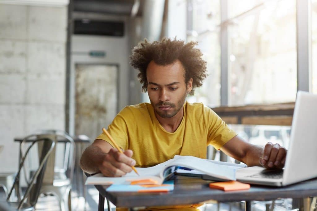 Hombre preparando su temario de Educación Física...  sobre la importancia de los autores actuales.